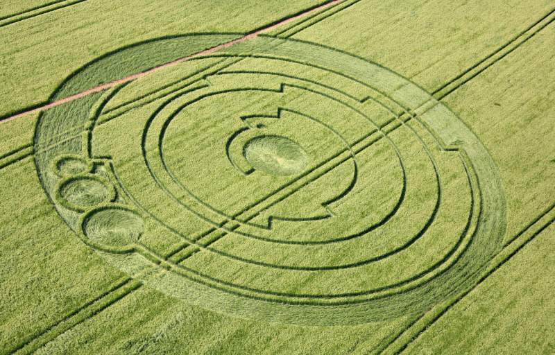 Images Wikimedia Commons/16 WC sirk_nala Lucy_Pringle_Aerial_Shot_of_Pi_Crop_Circle.jpg